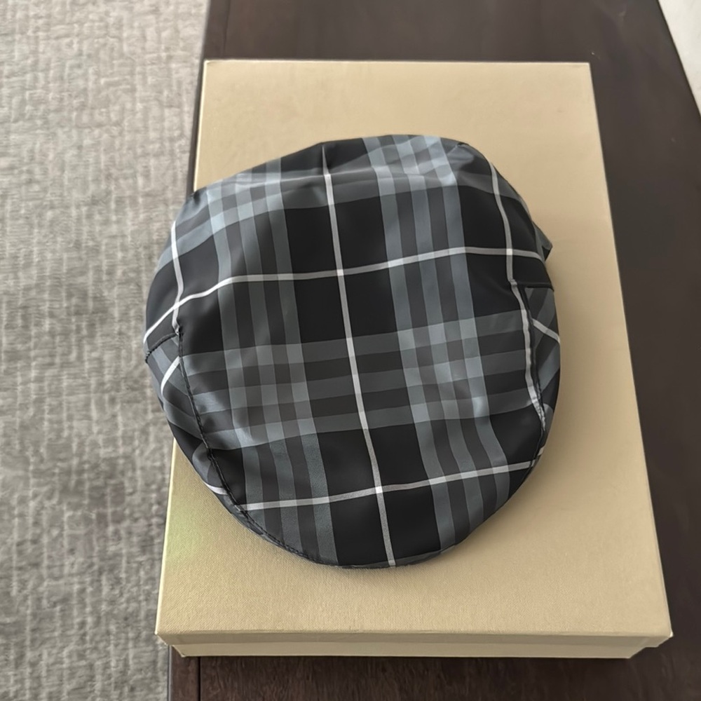 Brand new Burberry Plaid Flat Cap in Black and Gray